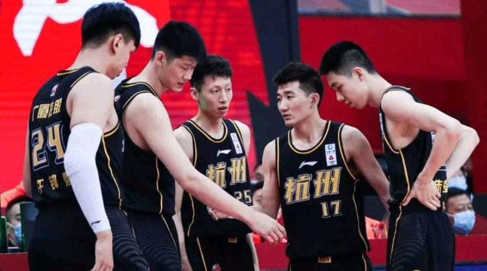 说着，韩美晴又道：其实我老家苏杭的菜也很好吃，但不知道为什么来金陵上了大学之后，我就更喜欢金陵本地的菜式了。
